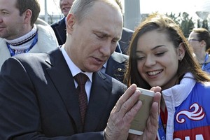 Putin xem thử chiếc iPhone của Apple. Ảnh: Reuters.