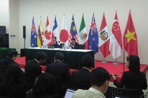 Bộ trưởng Bộ Công thương Việt Nam Trần Tuấn Anh và Bộ trưởng Kinh tế Nhật Toshimitsu Motegi  chủ trì họp báo