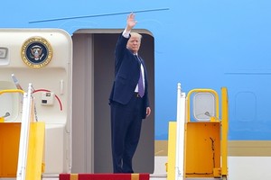 Tổng thống Mỹ Donald Trump vẫy tay khi rời Hà Nội để đến Philippines ngày 12/11