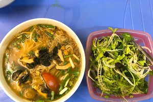 Bún cua ốc có giá 50.000 đồng một bát.