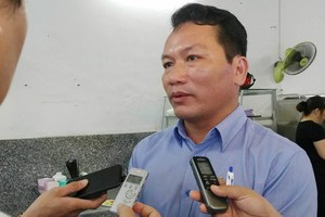 Ông Trần Chí Trung trả lời phỏng vấn báo chí