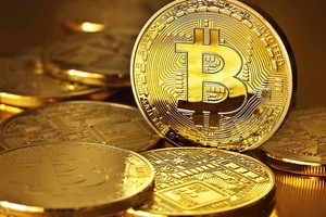 Bitcoin lần đầu tiên vượt mốc 10.000 USD
