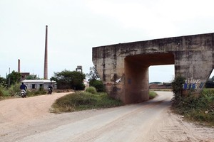 Dự án rơi vào cảnh dở dang: “cầu chờ đường”, “đường chờ đổ đá, lắp ray”. Ảnh: Anh Minh