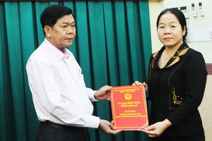 Chủ tịch UBND tỉnh - Trần Văn Cần trao Quyết định bổ nhiệm Phó Giám đốc Sở Giáo dục và Đào tạo - Phan Thị Dạ Thảo