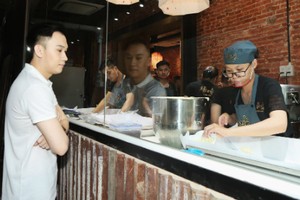 Ca sỹ Dương Triệu Vũ theo dõi đội ngũ thợ làm bánh.