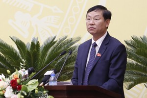 Chánh án Hà Nội Nguyễn Hữu Chính phát biểu tại phiên họp HĐND TP Hà Nội sáng 4/12. 