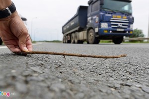 Đường Đại lộ Thăng Long xuất hiện những vết hằn lún sâu gần 10 cm. Ảnh: Lê Hiếu