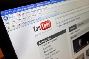 YouTube tăng cường nhân lực để kiểm duyệt video. Ảnh minh hoạ.