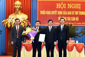 Phó ban Tổ chức Trung ương Hà Ban và Bí thư Tỉnh uỷ Hà Giang Triệu Tài Vinh; Bí Thư thứ Nhất Trung ương Đoàn TNCS Hồ Chí Minh trao Quyết định  và chúc mừng đồng chí Nguyễn Mạnh Dũng.