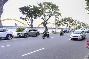 Ôtô đỗ trên đường Bạch Đằng và Trần Phú sẽ phải trả phí. Ảnh: Nguyễn Đông