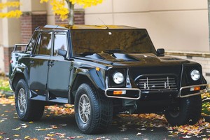 Siêu SUV hiếm Lamborghini LM002 được bán giá 467.000 USD
