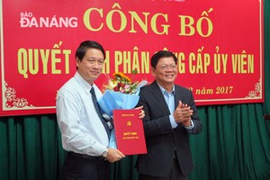 Phó Bí thư Thường trực Thành ủy Võ Công Trí trao quyết định phân công cấp ủy viên cho ông Ngô Xuân Thắng