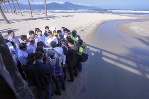 Bí thư Trương Quang Nghĩa cùng đoàn kiêm tra thị sát cửa xả thải Mỹ An. Ảnh: Nguyễn Đông