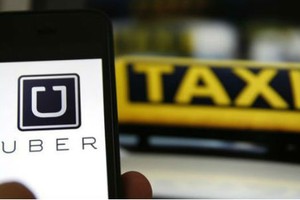 Cuộc cạnh tranh giữa taxi truyền thống và Uber, Grab ngày càng khốc liệt.