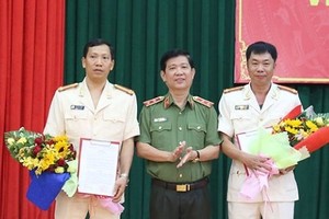 Trung tướng Nguyễn Văn Sơn trao quyết định và  chúc mừng Đại tá Lê Văn Tuyến, Đại tá Hồ Quang Thắng. Ảnh báo Đắk Nông