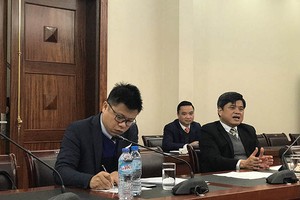 Ông Trần Thành Nam, Thứ trưởng Bộ Nông nghiệp và phát triển Nông thôn (ngoài cùng bên phải) đang phát biểu.