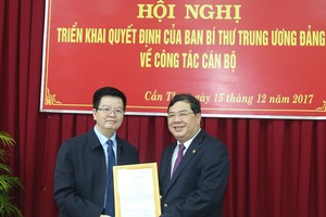 Đồng chí Mai Văn Chính trao Quyết định cho đồng chí Phạm Gia Túc.