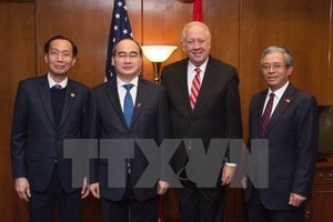 Lãnh đạo Thành phố Hồ Chí Minh và Đại sứ quán Việt Nam tại Hoa Kỳ cùng với ông Thomas Shannon, Thứ trưởng Ngoại giao Hoa Kỳ. (Ảnh: Anh Tuấn/TTXVN)