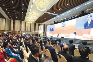 Hàng loạt CEO nổi tiếng thế giới đã tới tham dự APEC CEO Summit là minh chứng cho sự đúng đắn của quyết định lịch sử 30 năm trước. Trong ảnh: Chủ tịch nước Trần Đại Quang phát biểu tại APEC CEO Summit tháng 11/2017
