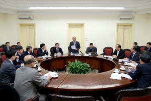 Thủ tướng chia sẻ tâm tư với các chuyên gia là thành viên Tổ tư vấn ngày 23/12 (ảnh VGP)