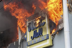 Hàng chục người vẫn mắc kẹt trong vụ hỏa hoạn ở trung tâm mua sắm NCCC và không còn cơ hội sống sót. Ảnh: AP