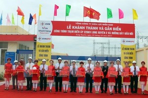 Đại biểu thực hiện nghi thức cắt băng khánh thành Trạm biến áp 220kV Long Xuyên 2 và đường dây đấu nối. (Ảnh: Công Mạo/TTXVN)