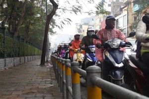 Giao thông trên đường Tôn Đức Thắng ngăn nắp hơn từ khi được lắp đặt rào chắn trên vỉa hè