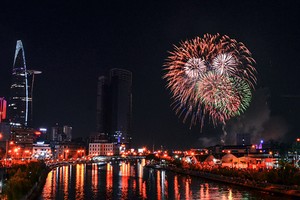 Dự kiến TP HCM sẽ bắn pháo hoa tại 6 điểm để đón mừng năm mới 2018. Ảnh: Duy Trần.