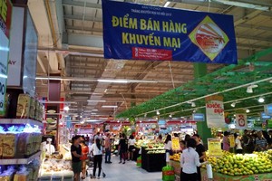 KHông khí mua sắm nhộn nhịp trong tháng khuyến mại Hà Nội 2017