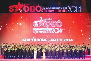 Các thế hệ doanh nhân trẻ Việt Nam tiêu biểu đang góp phần vào sự phát triển của đất nước . Trong ảnh: Lễ trao giải thưởng Sao Đỏ - Doanh nhân trẻ Việt Nam tiêu biểu 2014. Ảnh: Chí Cường
