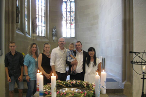 Chị Lê Minh Thuật (ngoài cùng bên phải) và các thành viên trong gia đình chồng. Ảnh: NVCC