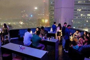 Khách hàng dự tiệc đón năm mới ở Skyline được mời chào gói tiệc thanh toán bằng một đồng Bitcoin. Ảnh: AFP.