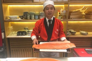 Với những vị khách đặc biệt, khi được yêu cầu anh Tân sẵn sàng làm đầu bếp phục vụ.