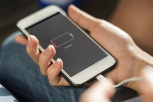 Nhiều người đang sạc pin smartphone sai cách