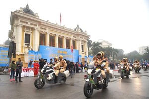 Cảnh sát giao thông Công an Hà Nội ra quân đảm bảo trật tự an toàn giao thông. (Ảnh: Việt Hùng/Vietnam+)