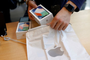 Nếu mua iPhone xách tay, người dùng cần đến các cửa hàng uy tín.