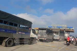 Ùn tắc tại trạm thu phí Sóc Trăng do bị tài xế phản ứng. (Ảnh: Hoài Thu/TTXVN)