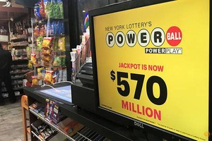 Quảng cáo của Powerball xuất hiện tại một cửa hàng ở New York, Mỹ ngày 5/1 (Ảnh: Reuters)