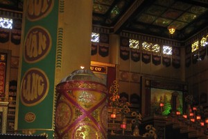 Người đàn ông đúc nến khổng lồ, bán 300 triệu đồng mỗi cặp