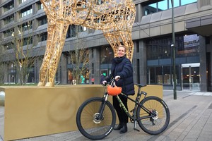 Bà Mellander và chiếc xe đạp đi làm hàng ngày. Ảnh: NVCC.