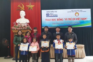 Các em học sinh nhận học bổng từ Quỹ Swing for the Kids