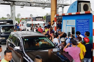 Tài xế tông thanh chắn, lao ôtô qua trạm BOT Sóc Trăng