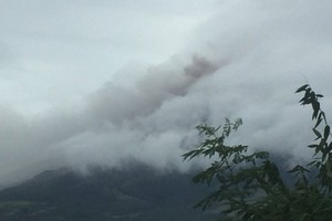 Núi lửa Mayon phun tro bụi. Ảnh: phivolcs_dost