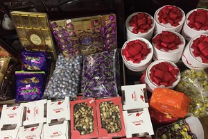 Các loại bánh kẹo Nga được nhập về phục vụ dịp Tết Nguyên đán 2018. (Ảnh: Hồng Vân)