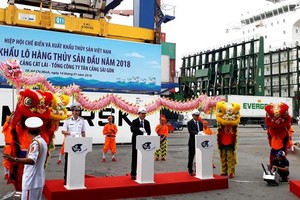 Bộ trưởng Nguyễn Xuân Cường cùng đại diện VASEP và Tổng công ty Tân Cảng Sài Gòn bấm nút phát lệnh xuất khẩu thủy sản 2018. Ảnh: Hồng Phúc