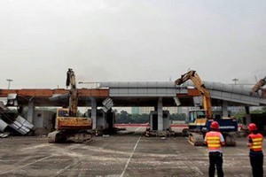 Việc phá dỡ được tiến hành tại chốt chặn Đồng Lạc ở Thâm Quyến. Ảnh: SCMP.