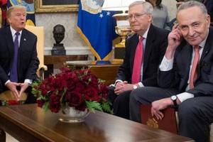 Trump (trái) gặp lãnh đạo đảng Dân chủ tại Thượng viện Schumer (phải) tại Nhà Trắng. Ảnh: CNN.
