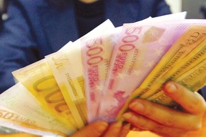 Euro tăng giá, ai được lợi?