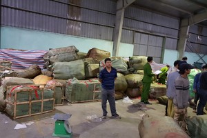 Một góc hàng hóa thu giữ cực lớn được tập kết tại Hưng Yên - (ảnh hải quan cung cấp)