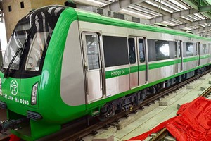 Đoàn tàu được trả lại màu sơn xanh như trước đây. Ảnh: Giang Huy.